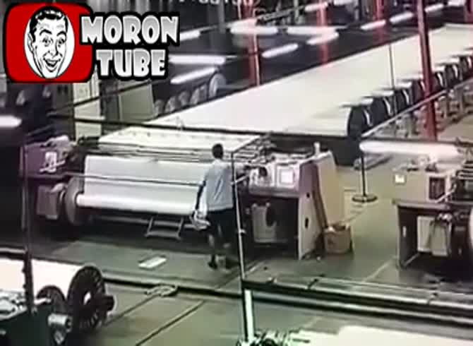 Video :A printing worker is ingested by a machine (publicly disclosed)